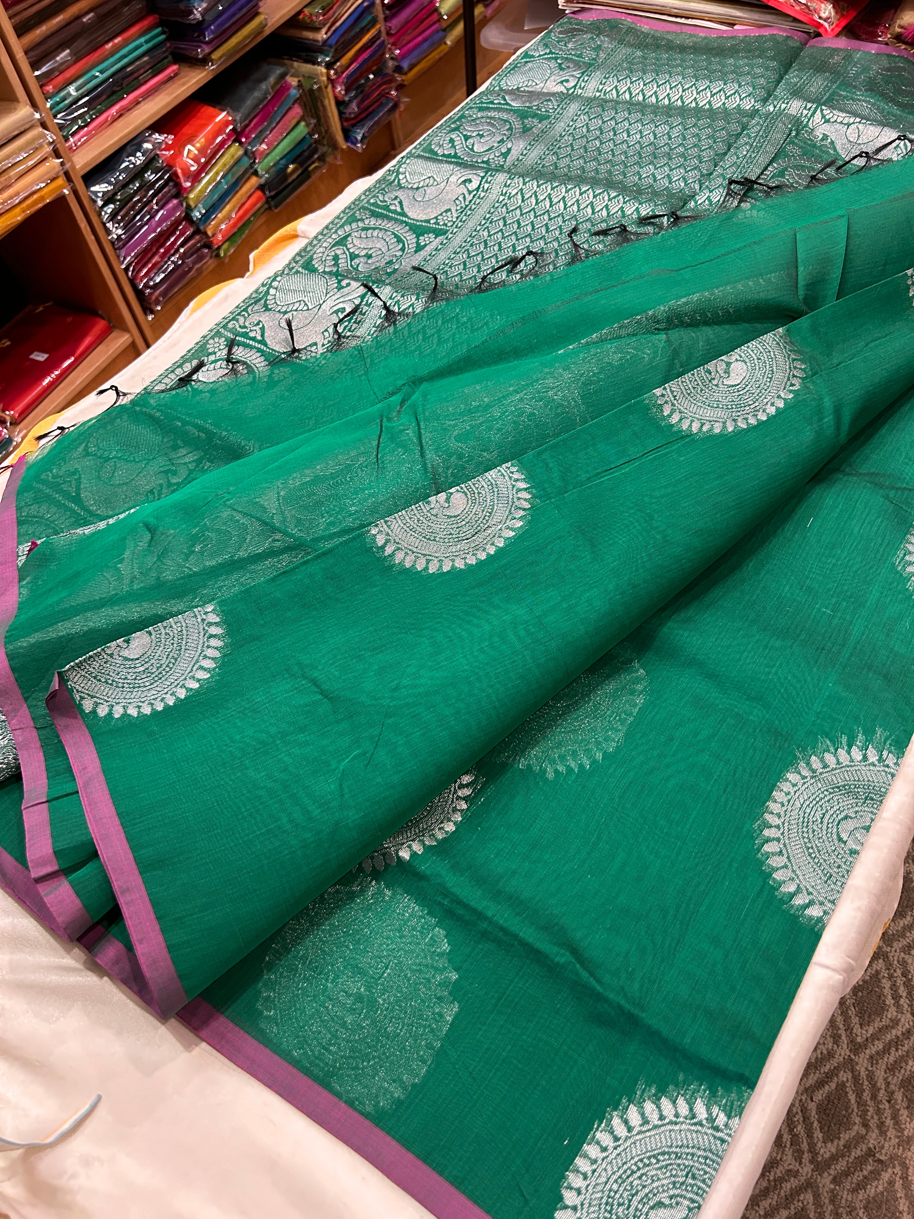 Borderless pure cotton saree with rich pallu & plain running blouse