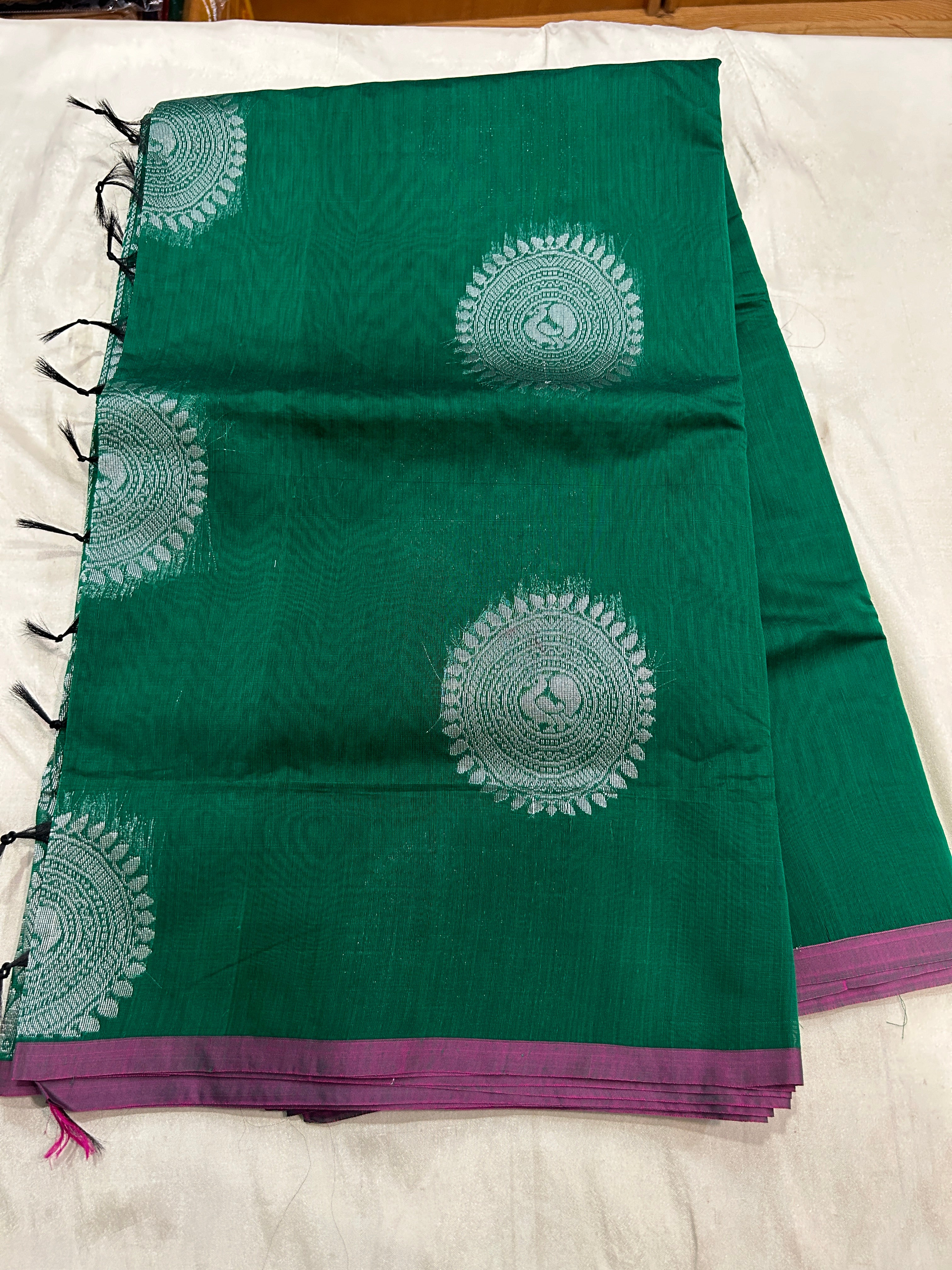 Borderless pure cotton saree with rich pallu & plain running blouse
