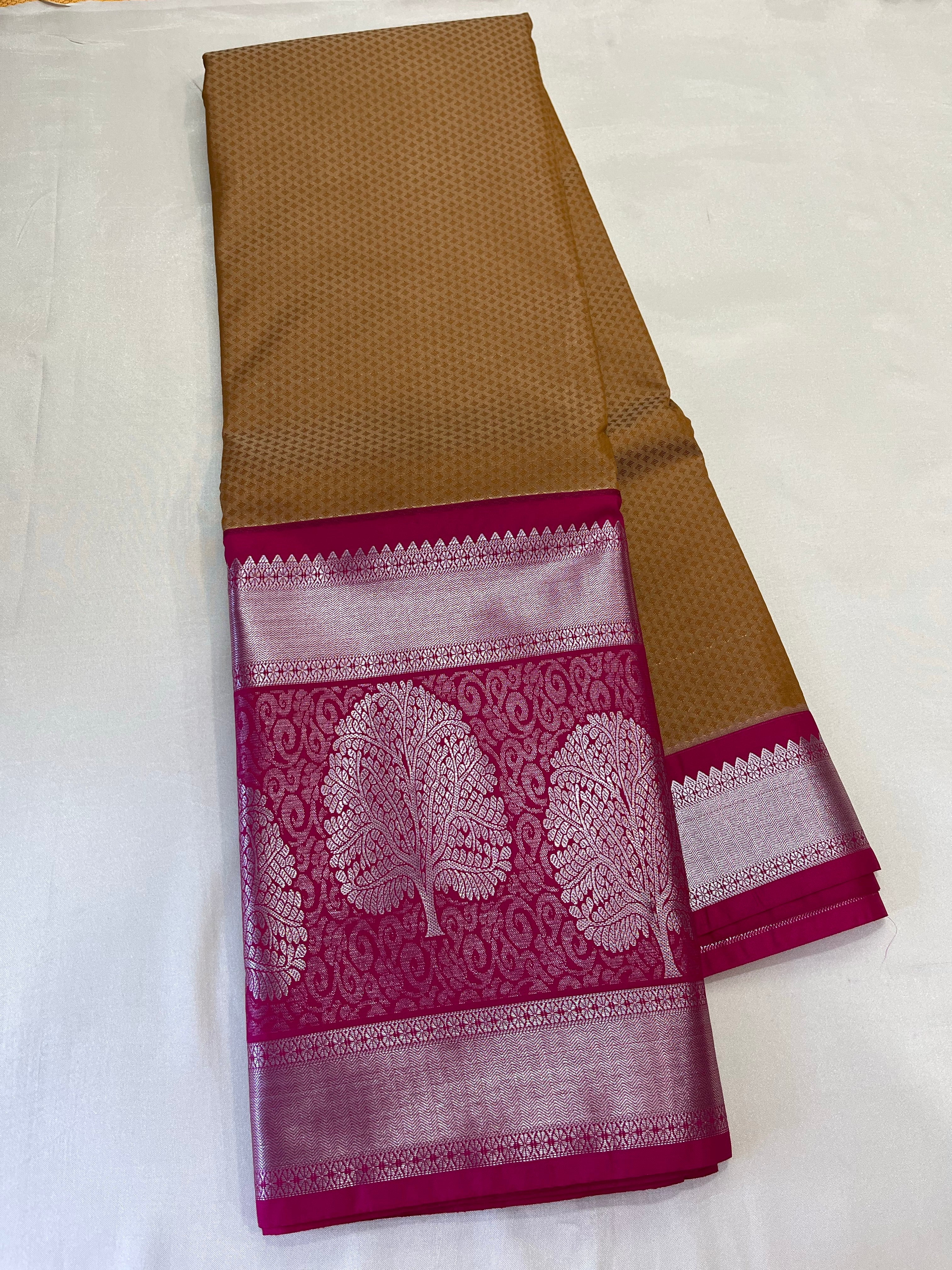 kanchi vegan Korvai border  Soft silk saree  with contrast blouse and rich jari pallu